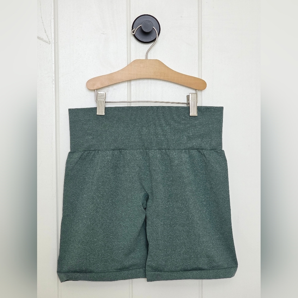 🏋♀️ NVGTN Forest Green Pro Seamless Shorts Medium 🏋♀️ - Picture 4 of 6